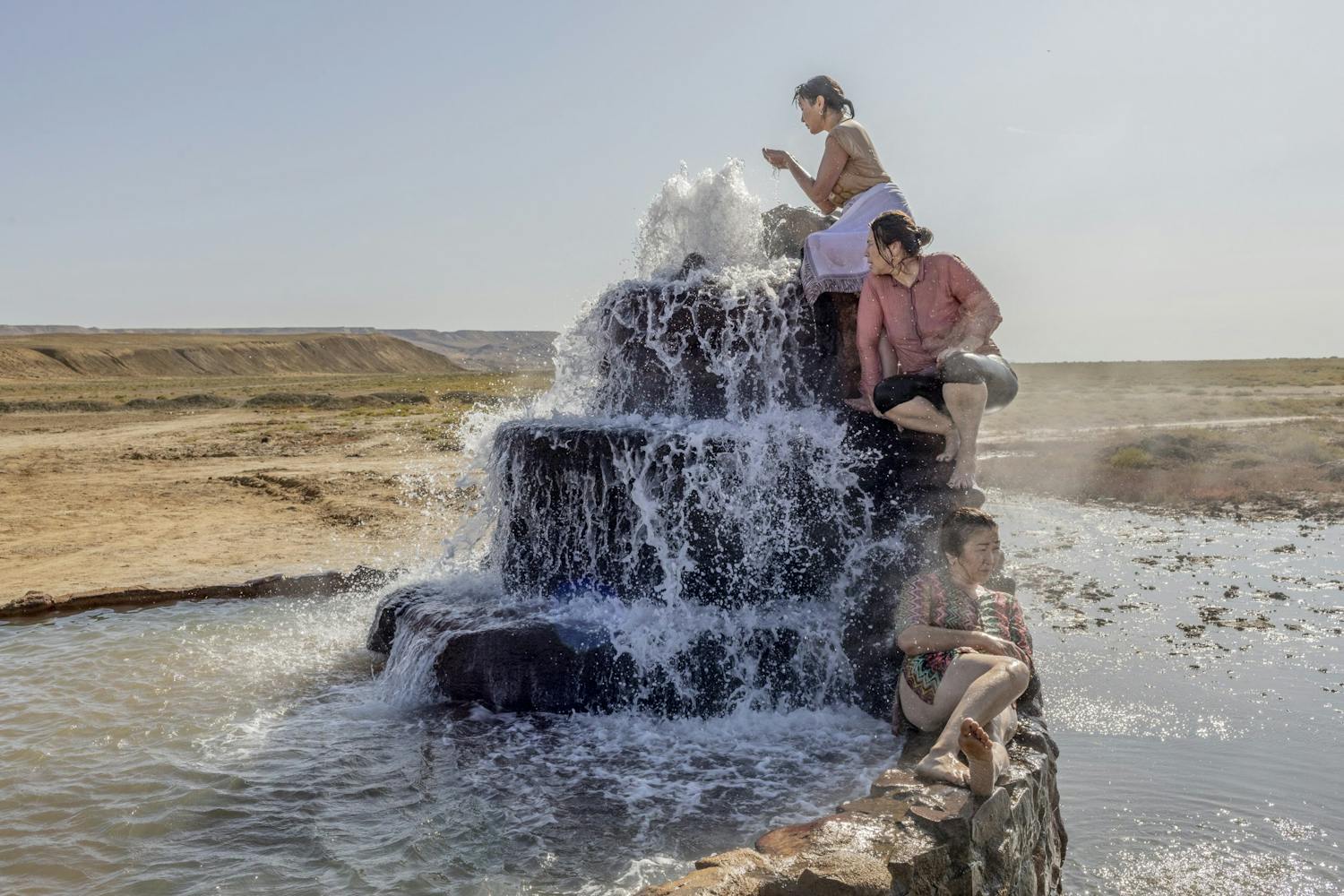Battered Waters Kvinner ved varm kilde i Kasakhstan